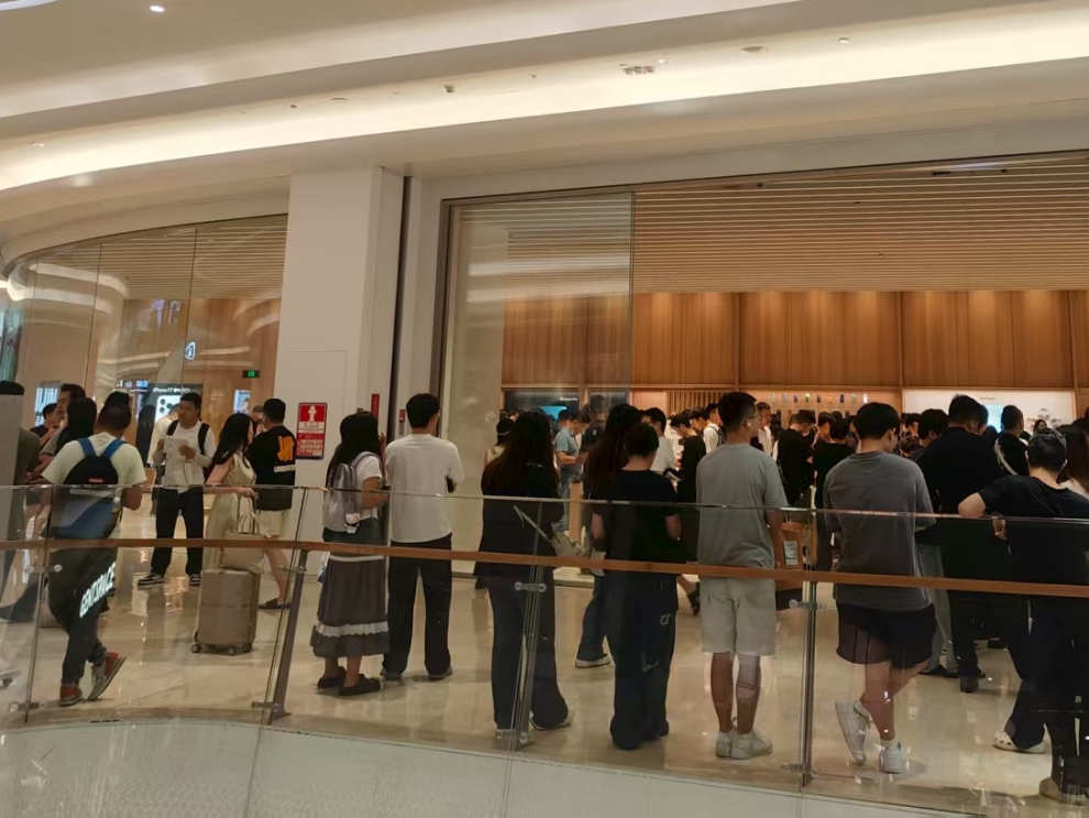 四地实探苹果新机开售：黄牛热炒Pro Max，标准版价格却“破发”