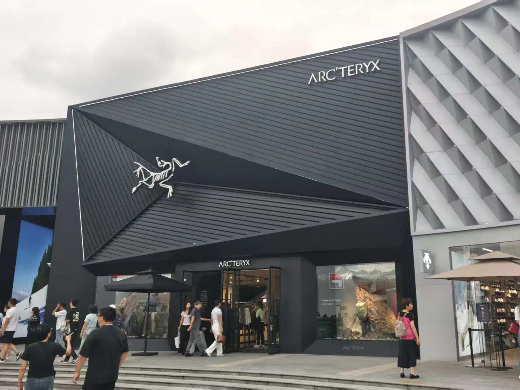 实探门店｜消费者爆买的始祖鸟，烟花秀事件后市场蛋糕会被瓜分吗