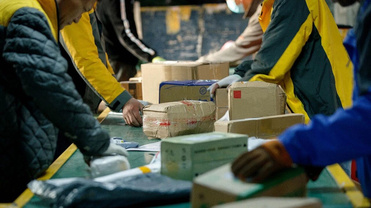 史上最长“双11”有三波物流高峰，快递员收入涨了吗
