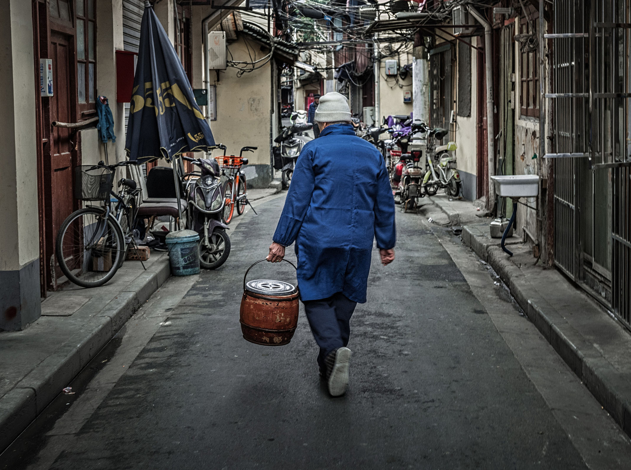 总体消灭“拎马桶”，上海为何用30多年完成一件事