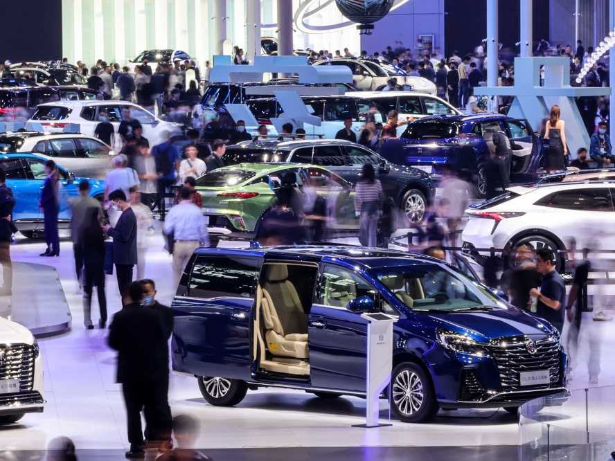 广州车展众生相：“鸿蒙”“乾崑”高频出现，小米发10000个车模