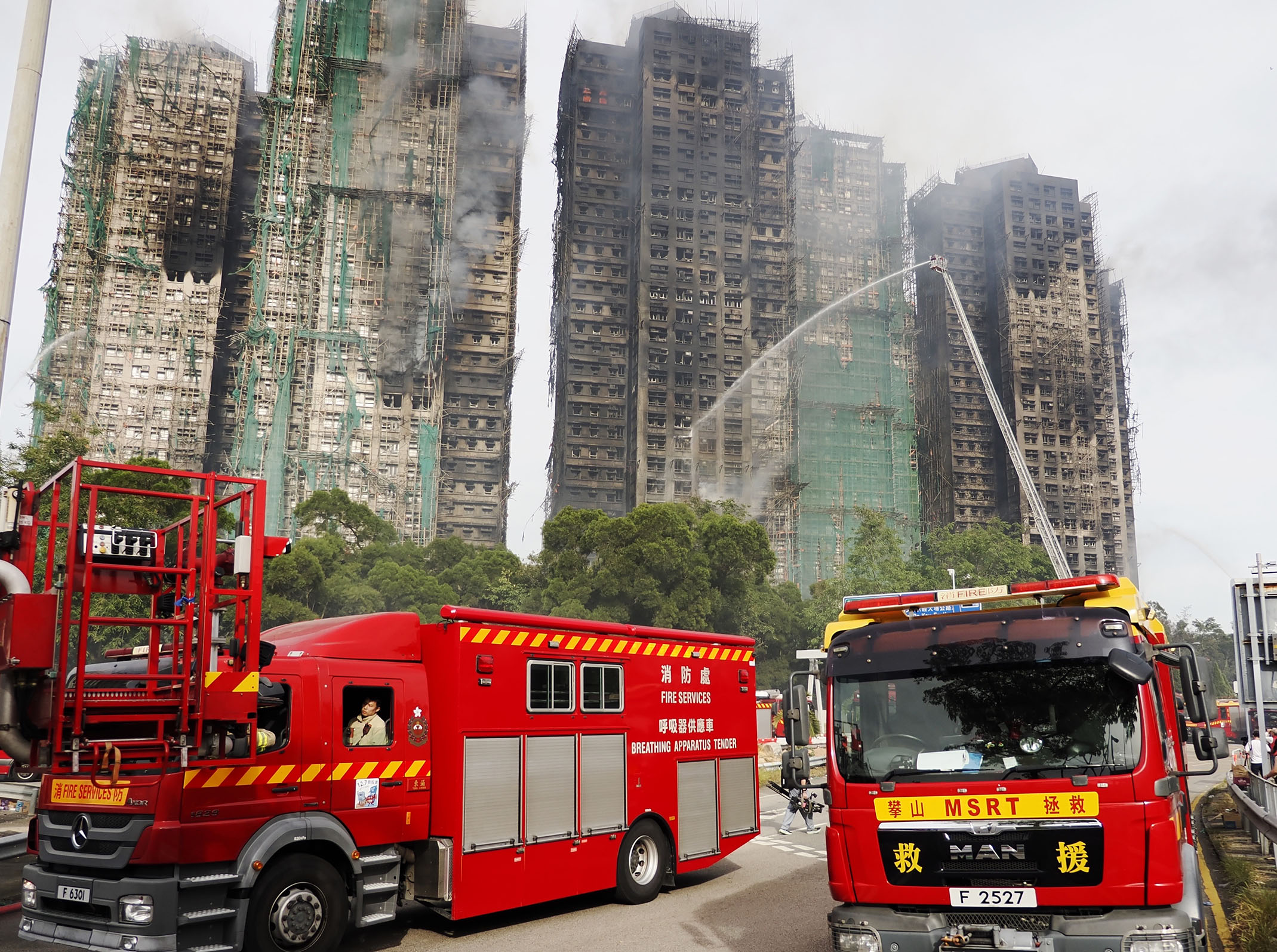 香港大火为老旧楼宇敲响警钟，高层火灾救援是“世界级难题”