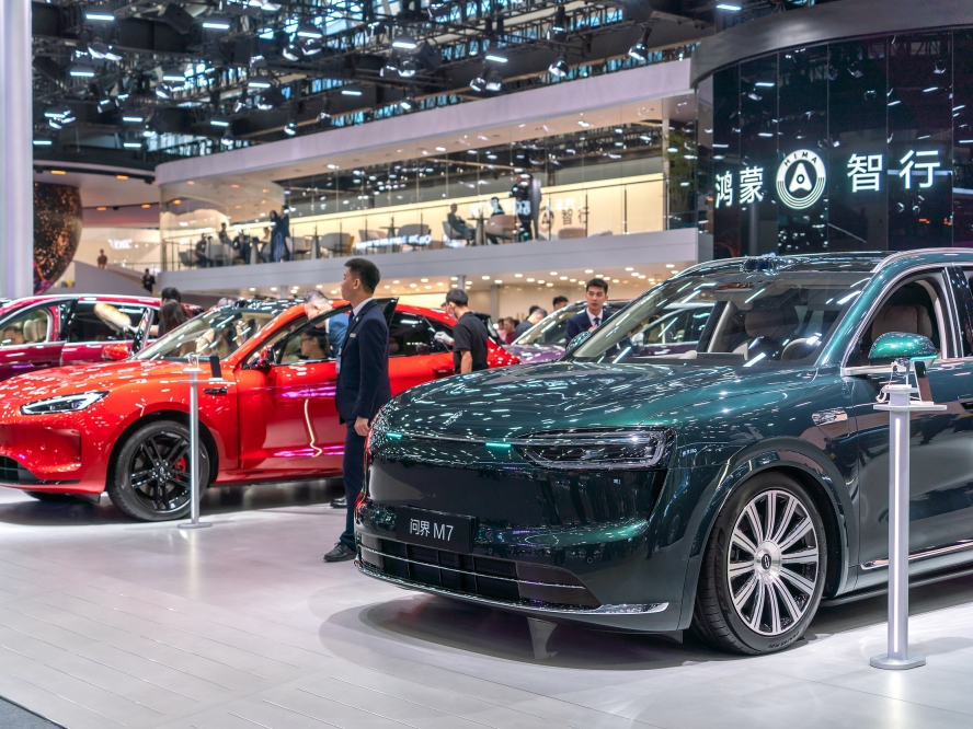 广州车展众生相：“鸿蒙”“乾崑”高频出现，小米发10000个车模