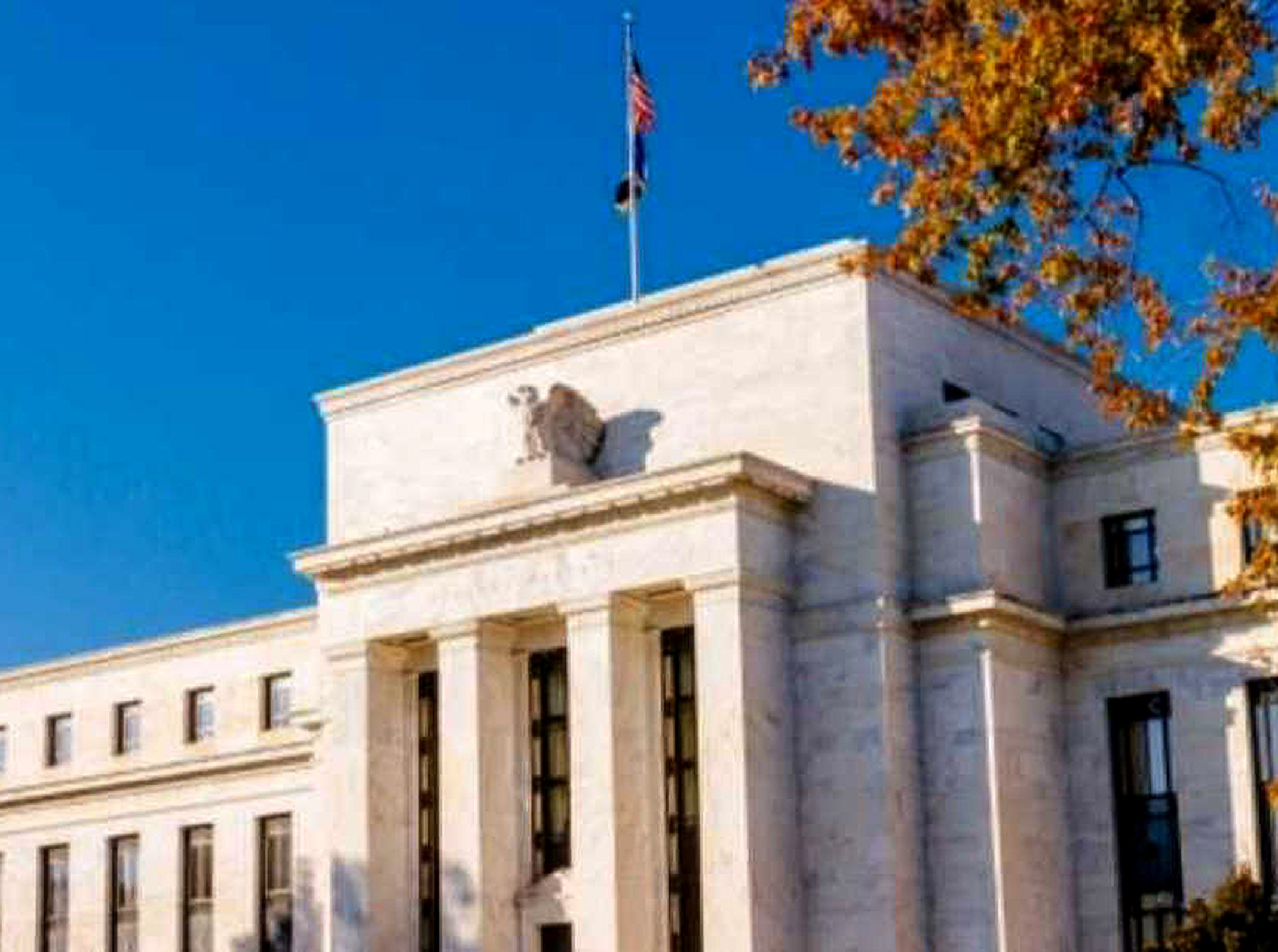 12月降息概率跌至三成！美联储会议纪要“放鹰”：警惕通胀与数据缺失风险