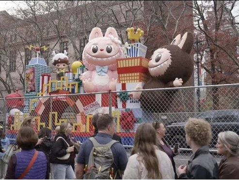 Labubu首现美国感恩节游行，北美成中国潮玩IP出海新热门
