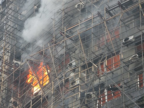 香港大火为老旧楼宇敲响警钟，高层火灾救援是“世界级难题”