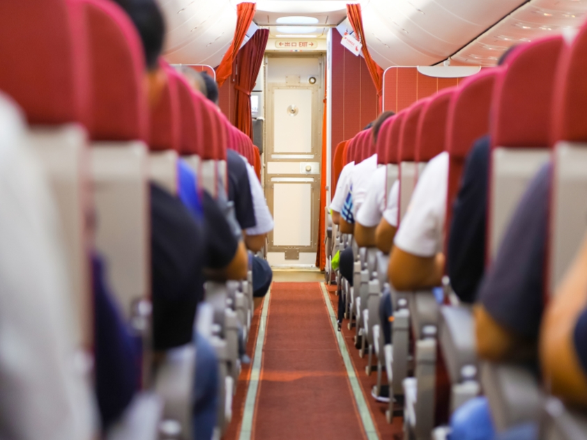 10家航司因“过度锁座”被约谈背后：飞机选座到底该不该收费？