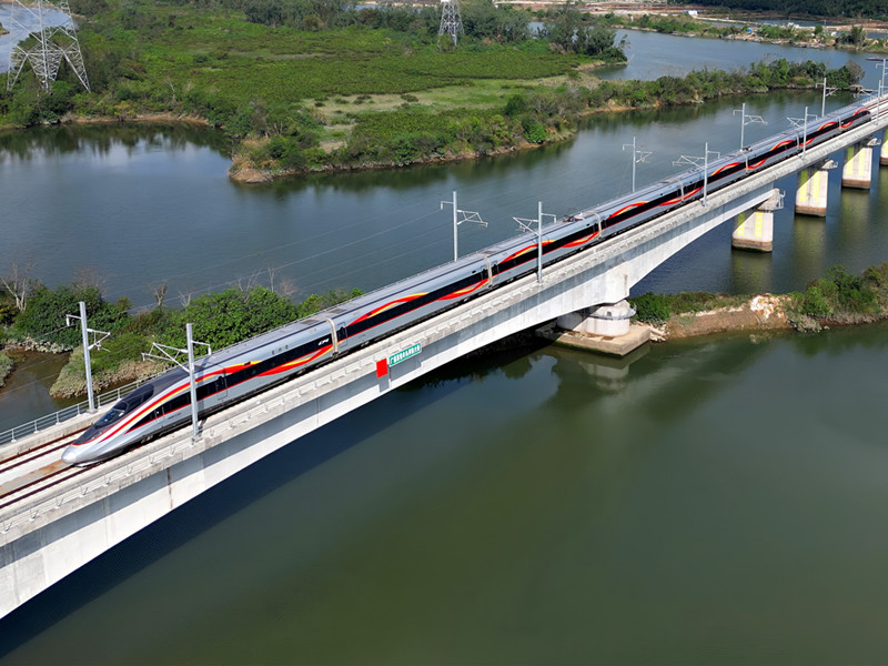 中国高铁运营里程突破5万公里，每天流动一个超大城市