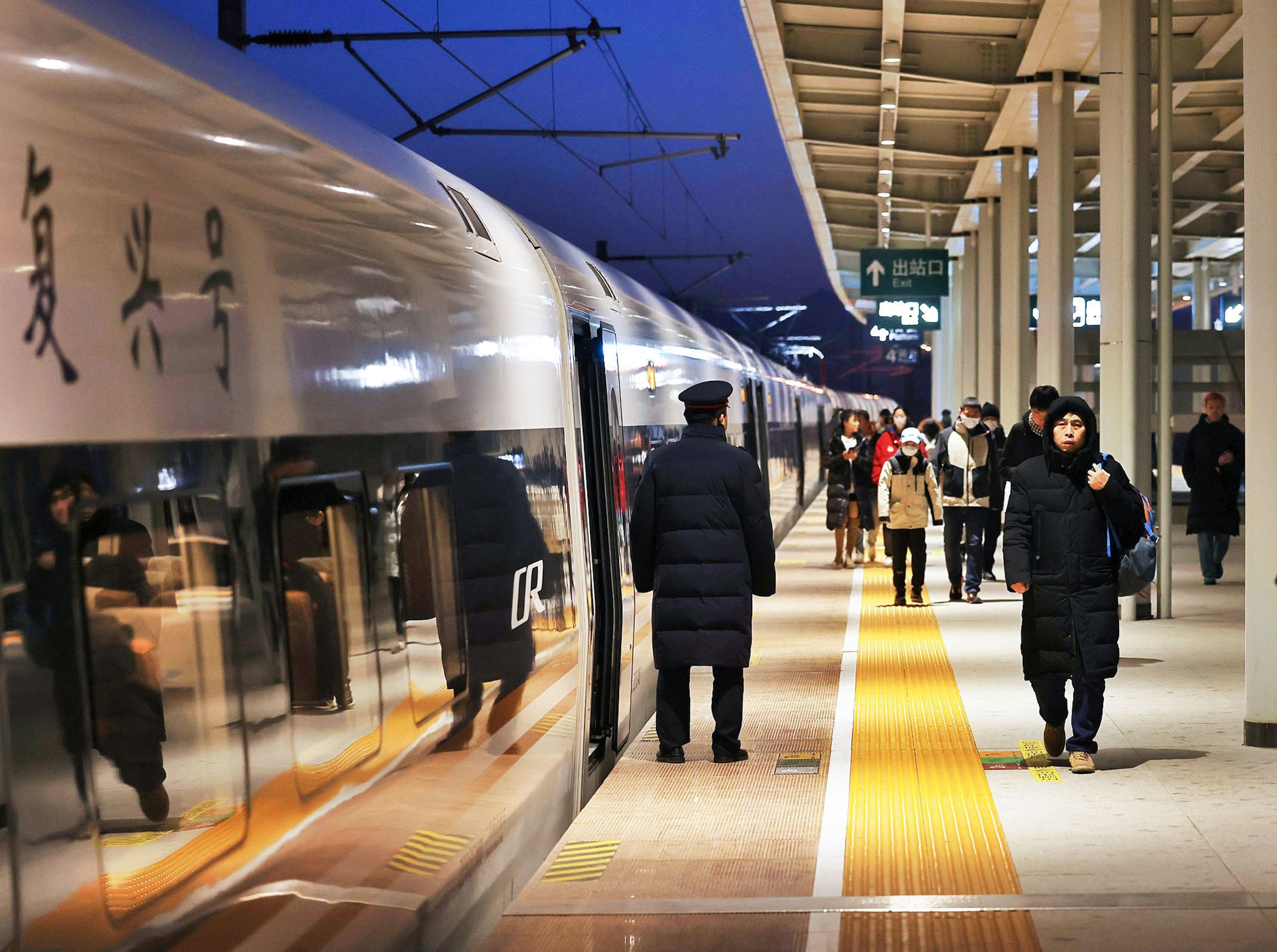全国超400万“打工人”跨城通勤，北上广深约20万人一年52天在路上