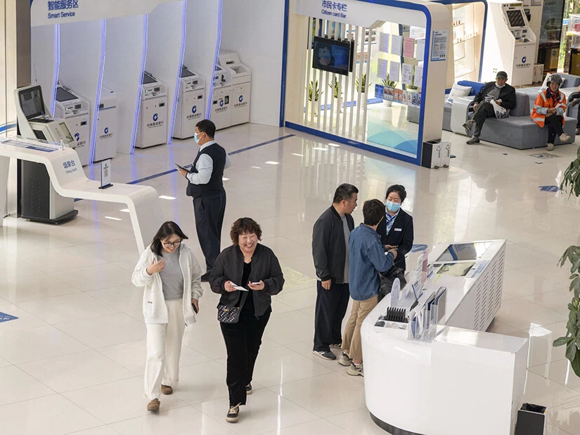 6家万亿级“大银行”登场，400多家小银行退场｜回望2025