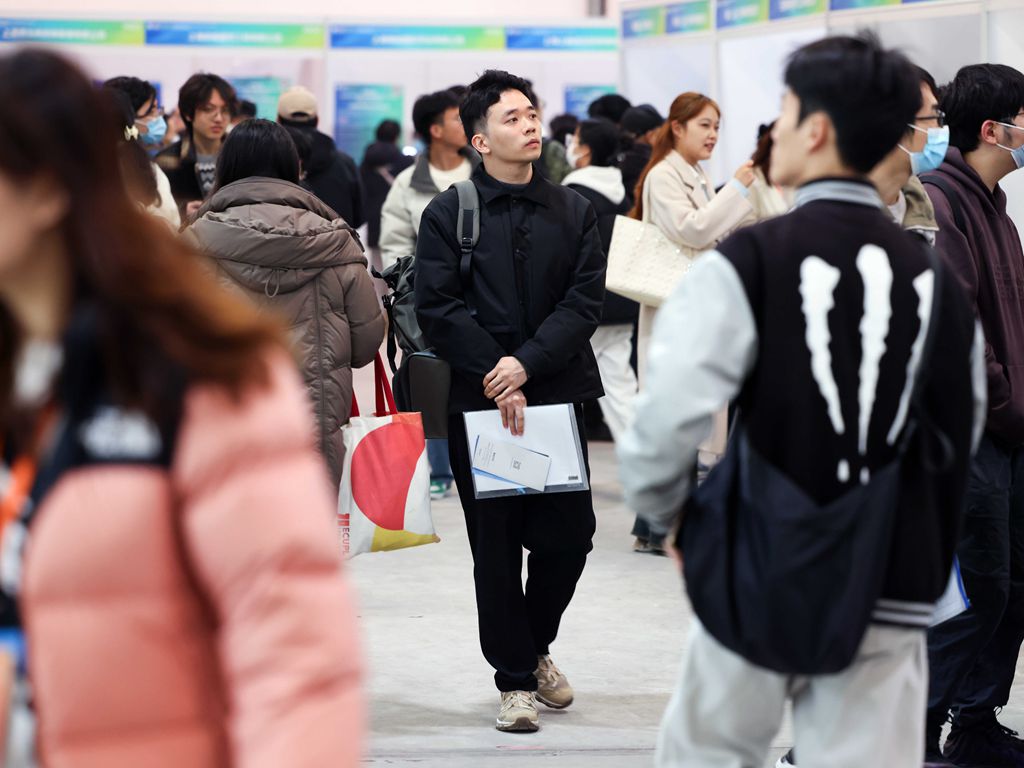 调查：8成职场人会因内卷跳槽，8%企业已试点“强制下班”