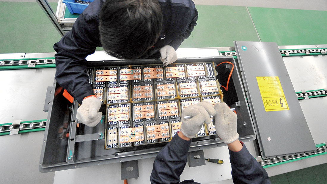 电池回收黑灰暴利产业曝光！拆一辆赚1万，75%废旧电池流向了小作坊