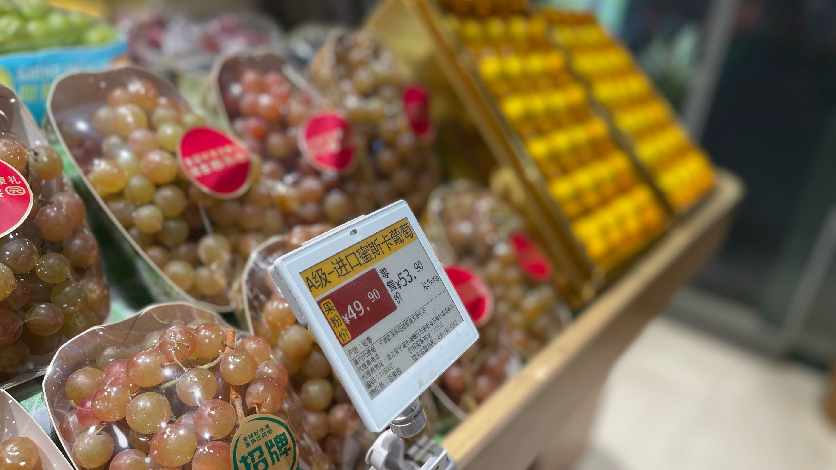 车厘子跌价2成、草莓和橙价腰斩，揭水果集体降价真相