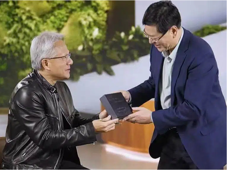 黄仁勋对谈杨元庆：30年老友立下新目标，锚定混合AI