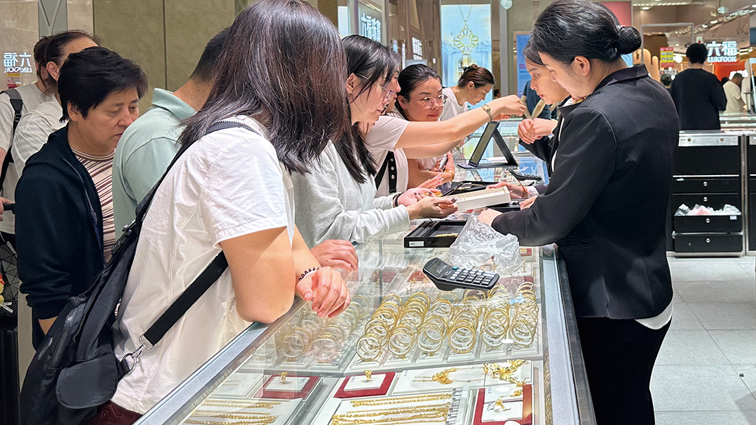 实探封关“满月”的海南：免税金镯省一万、金店部分商品售罄，酒店预订热度增四成