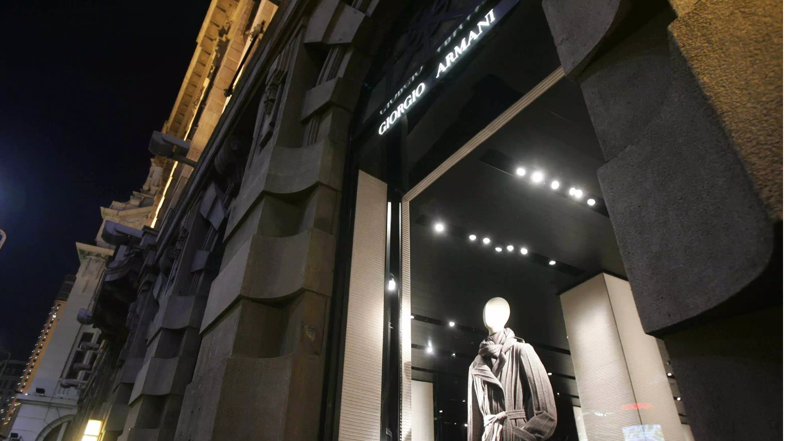 奢侈品独栋“扎堆”三里屯，线下商业地标正抢回流量