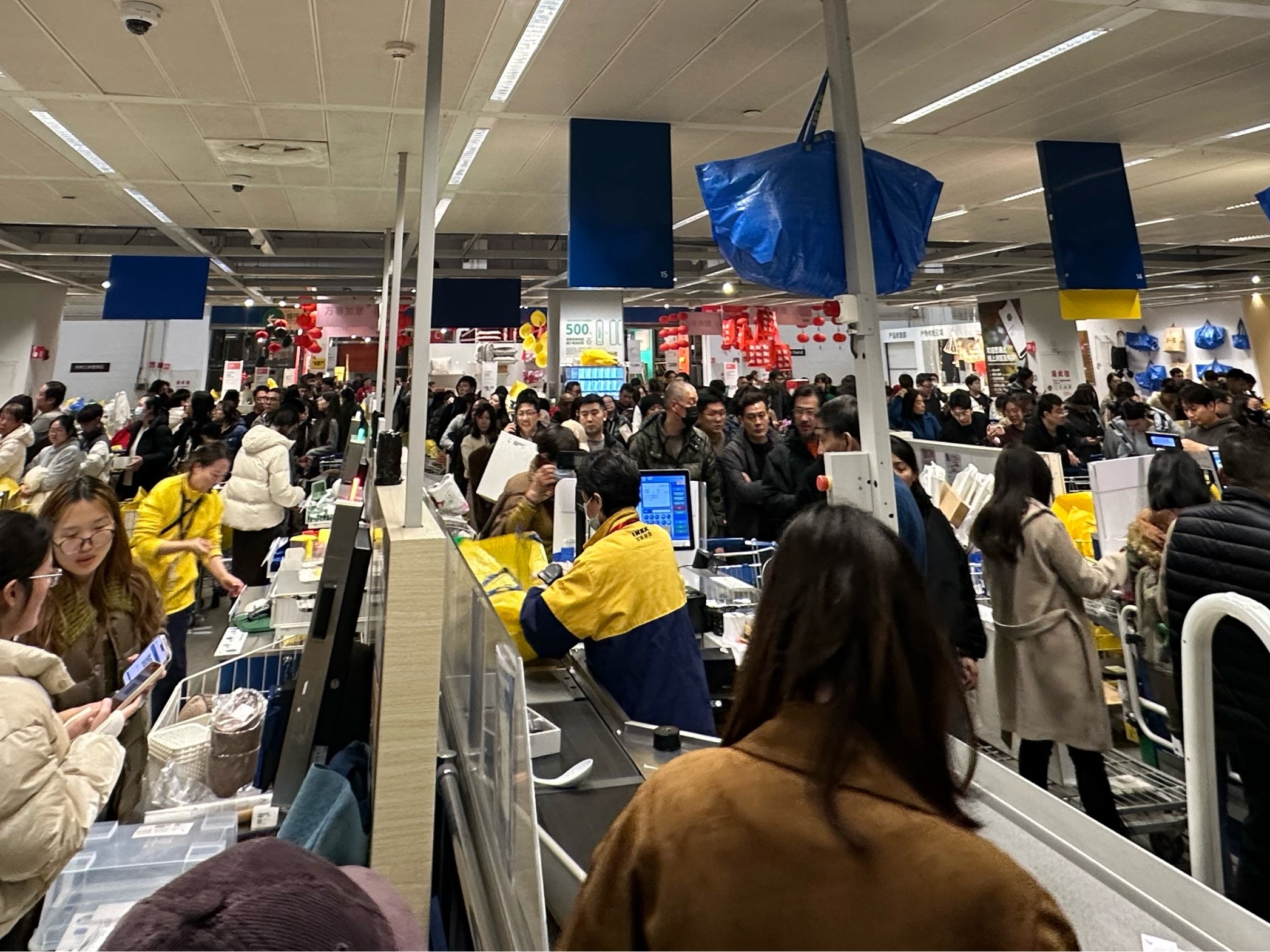现场直击宜家关店清仓3折起售：大批客人涌入门店，排队2小时结账