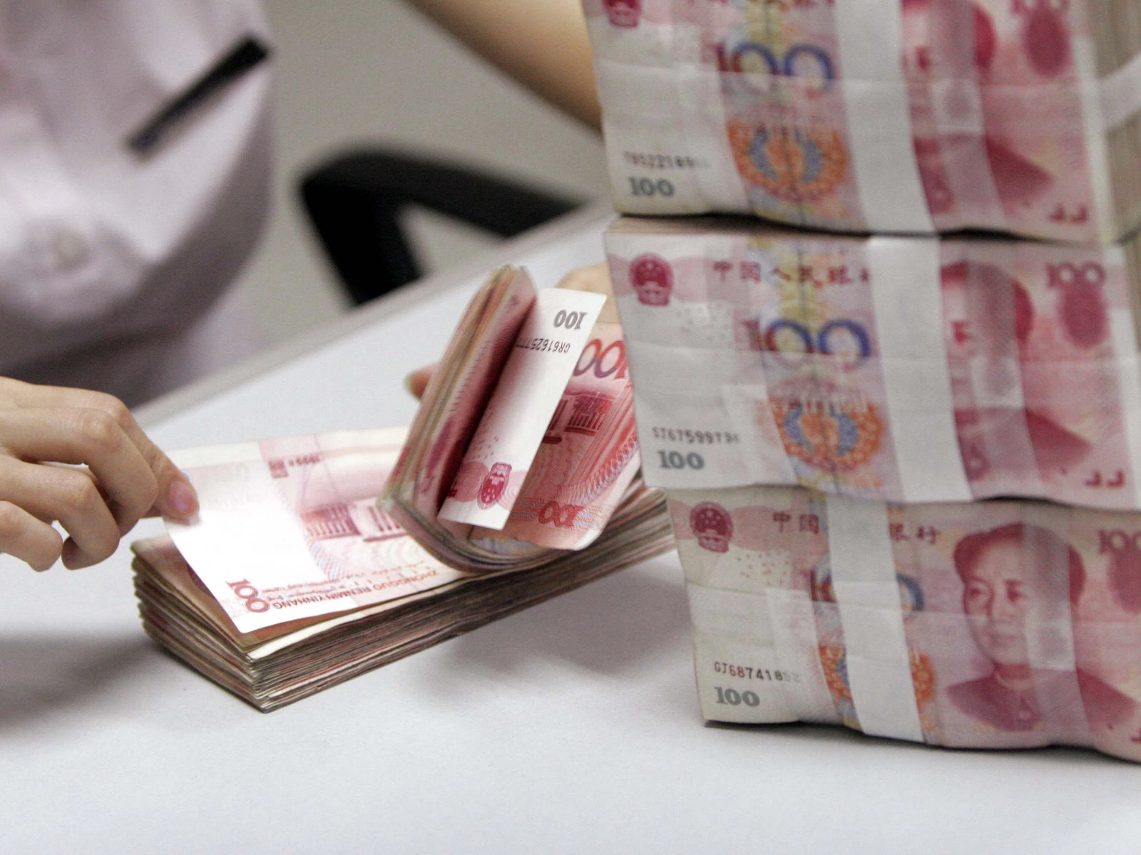 大额存单利率跌入“0字头”，天量存款到期储户跨行“搬家”