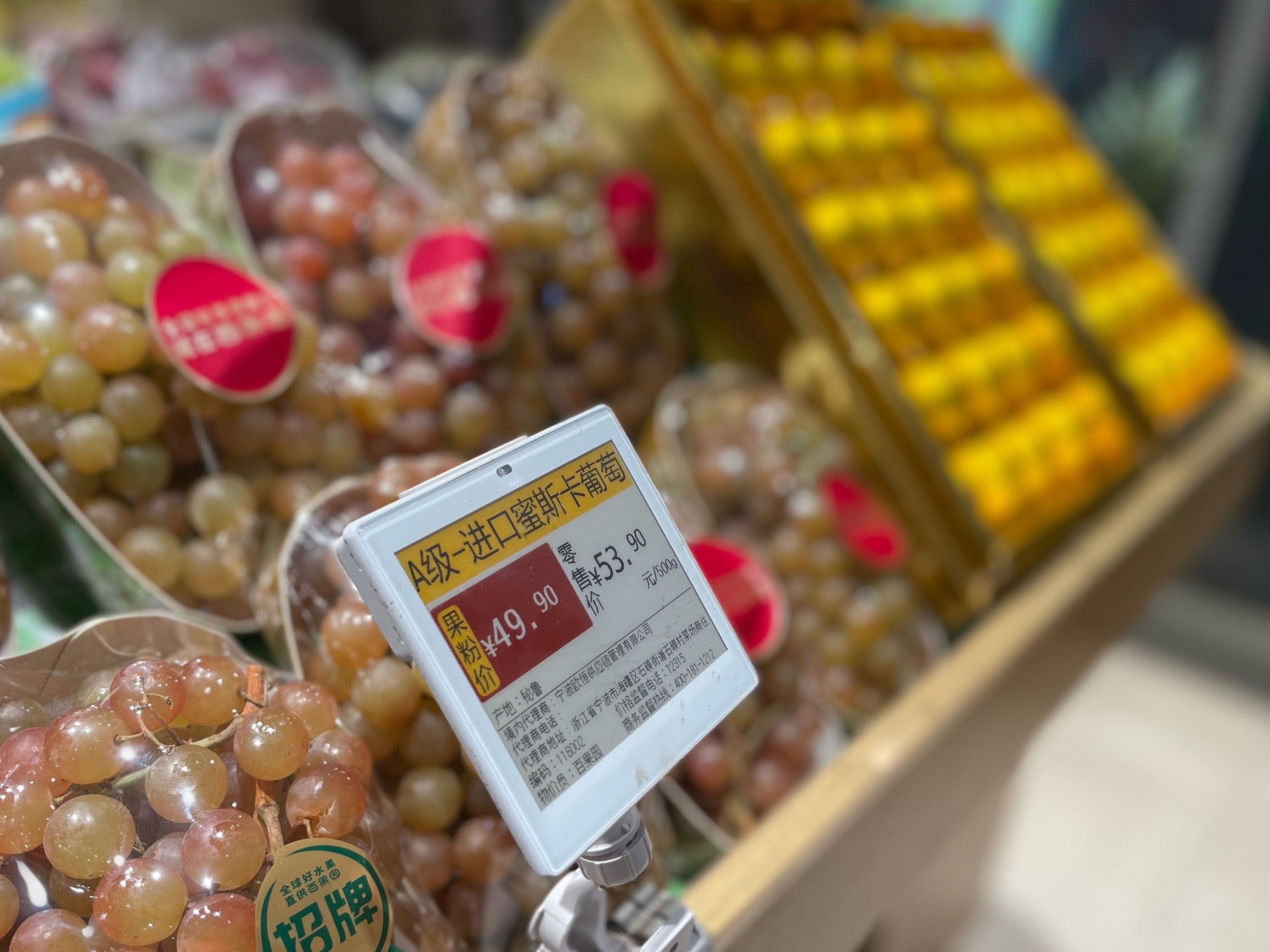 车厘子跌价2成、草莓和橙价腰斩，揭水果集体降价真相