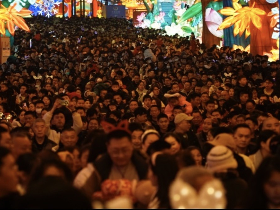 这个春节，人们涌向“黑马小城”寻年味