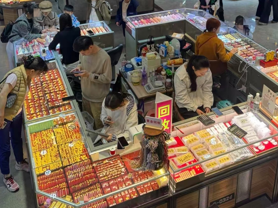 金价回调，水贝市场人气反升！从“囤金条”到“买情绪”，黄金麻将半日被抢空