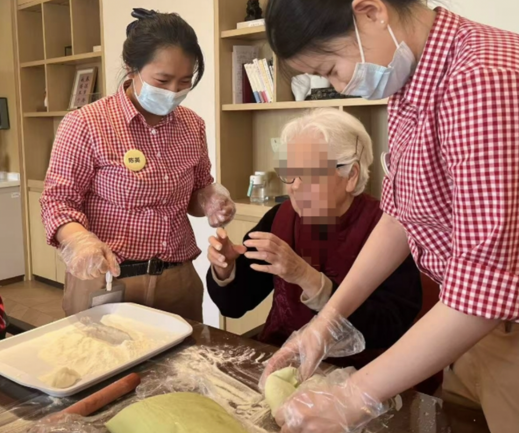 春节老人照护断档，多地推“喘息服务”，还纳入消费补贴｜新春走基层 