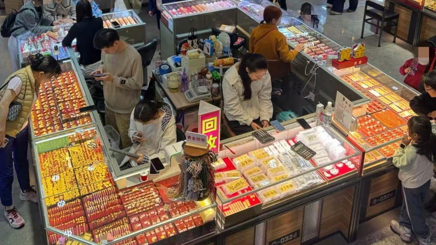 金价回调，水贝市场人气反升！从“囤金条”到“买情绪”，黄金麻将半日被抢空