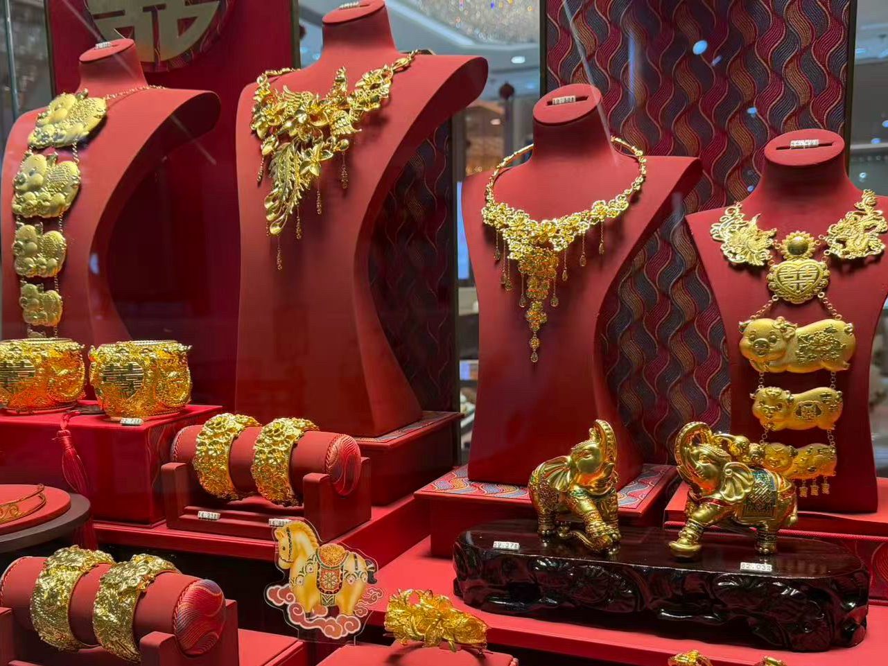 春节黄金热：年轻人“无痛攒金”成理财新潮，有宝妈炒金浮亏6万多元