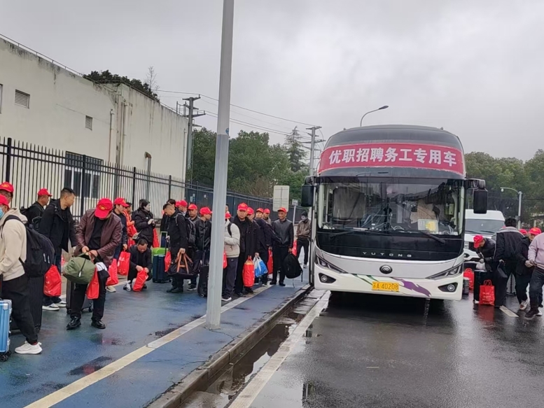 打工人增收记：一辆“春风”大巴上的流动中国