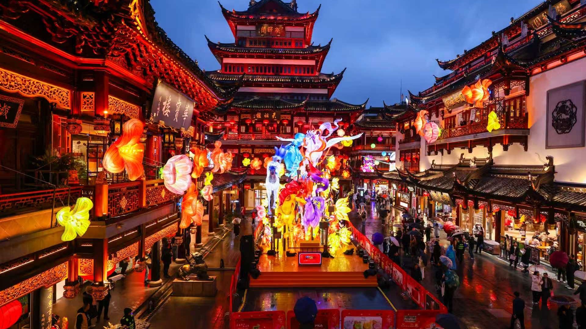 假期首日60岁以上旅客入住酒店增60%，“反向过年”的爸妈涌入北上广深