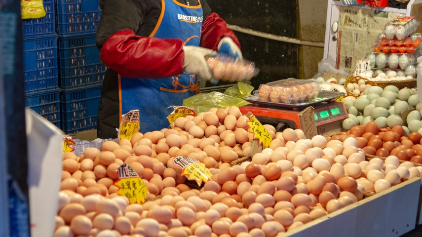 蛋黄是不是“天然黄”？业内吵翻！专家称鸡蛋卖高价因为噱头多，不建议生食