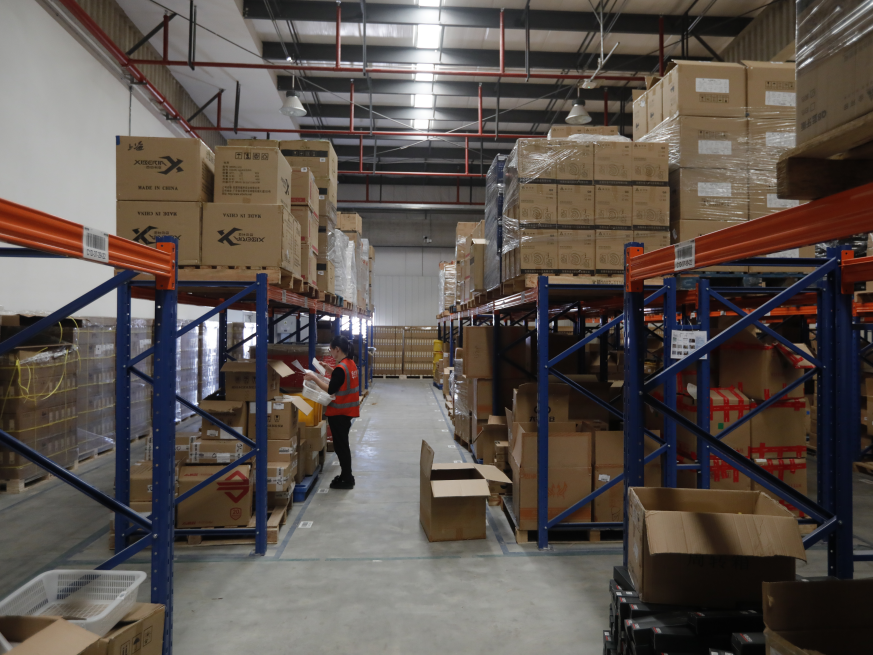 原油价格上涨推动快递公司涨价，多地运价上调