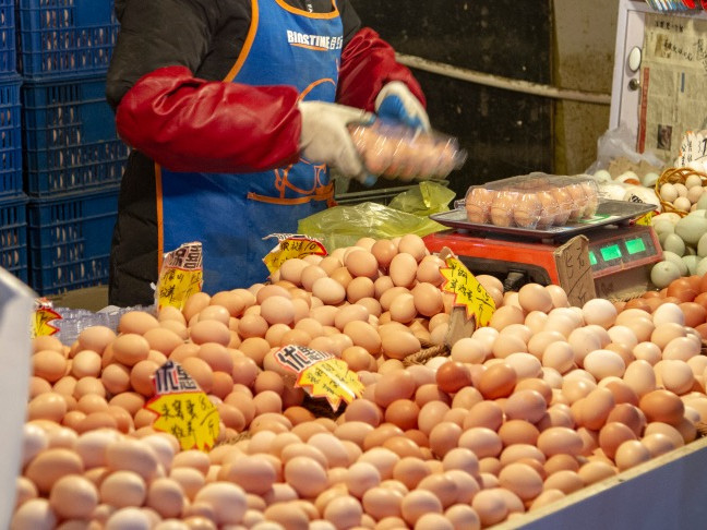 蛋黄是不是“天然黄”？业内吵翻！专家称鸡蛋卖高价因为噱头多，不建议生食