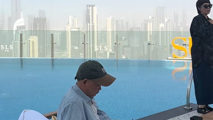 滞留迪拜的中国游客在元宵节吃上了汤圆，有游客拟“曲线回国”