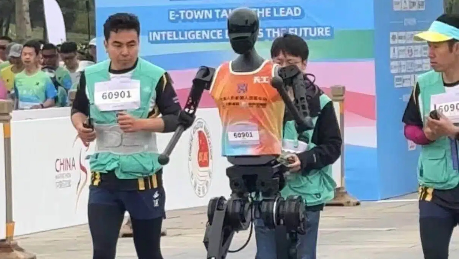 目标“一小时内”：今年机器人半马，要向人类纪录发起冲击