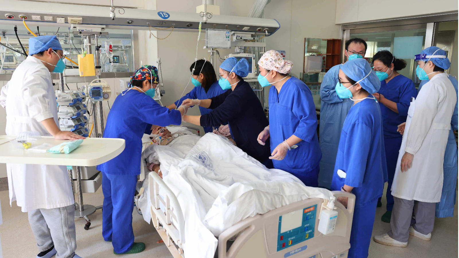 谁来监护空巢老人？人大代表建议加强培育专业监护社会组织