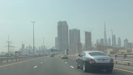 迪拜自动驾驶公司员工紧急居家，Robotaxi“躲”进室内停车场