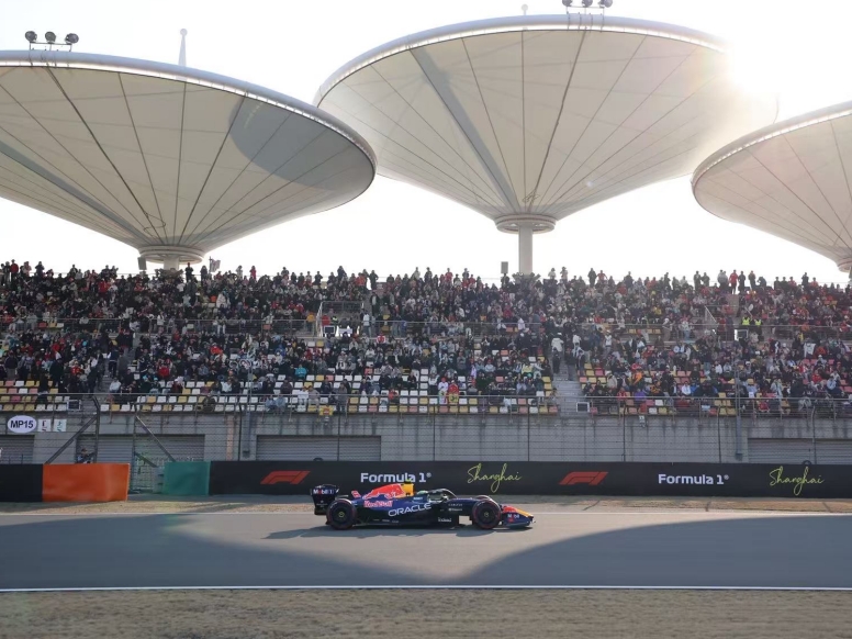 现场直击｜3天23万人次观众涌入上赛场，F1引爆上海文商旅体展消费