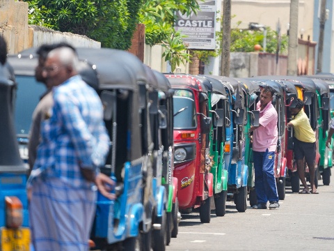 放假、脱西装上班！这些亚洲国家开始省油“大作战”