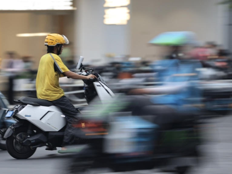 中央出手解决“新就业群体”困境：查抽佣、社保跟人走