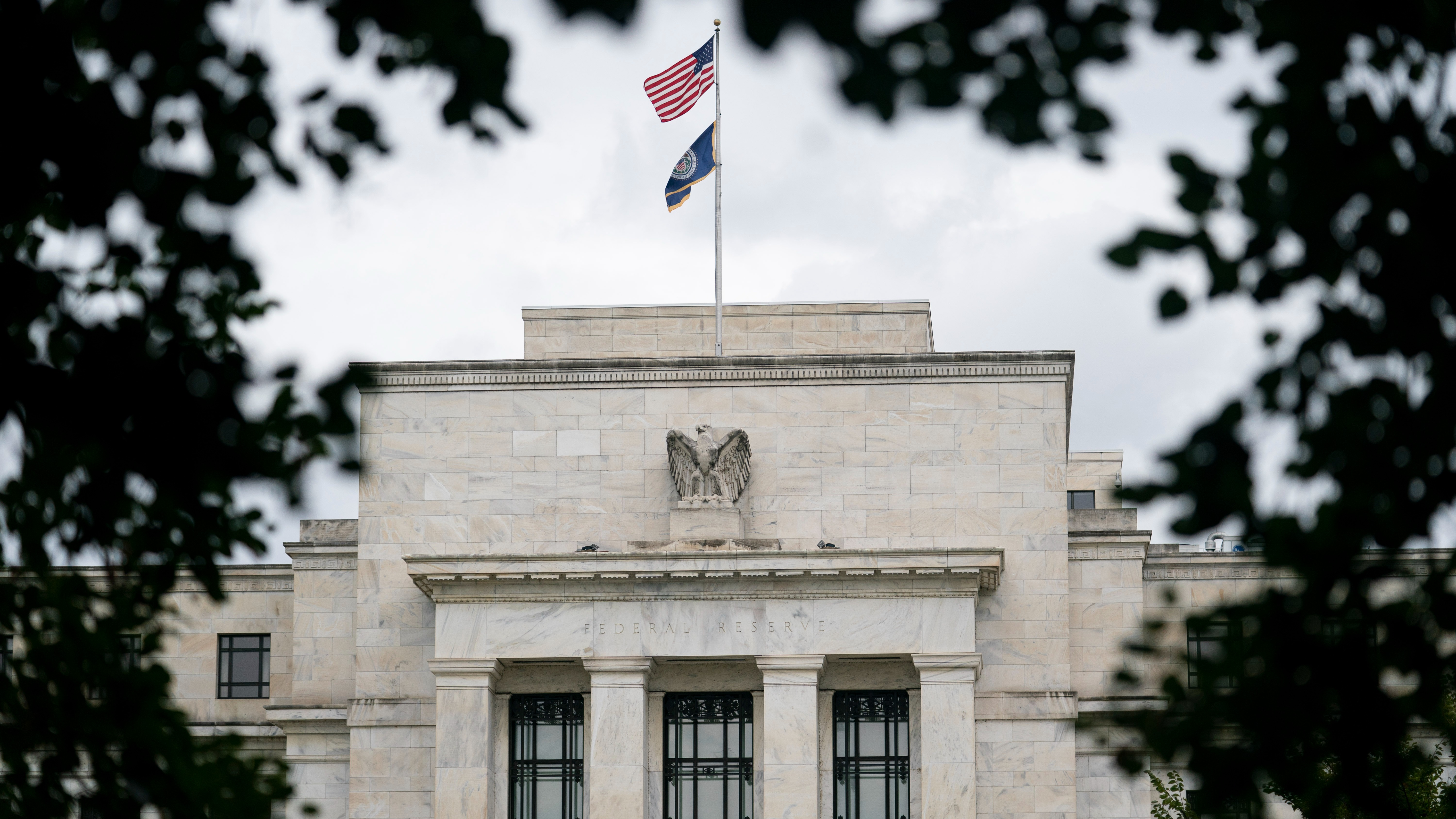 议息现4张反对票！鲍威尔临别对沃什说了这些话