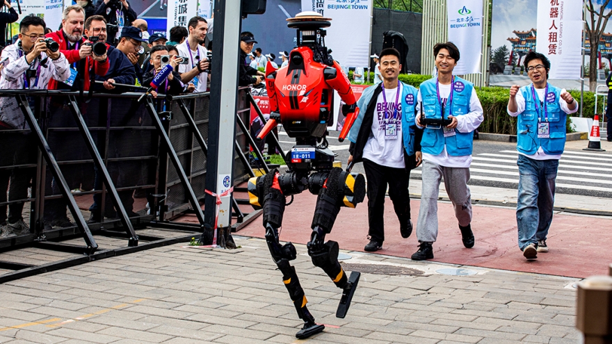 荣耀一家包揽前六名后，机器人行业离“大厂通吃”还有多远