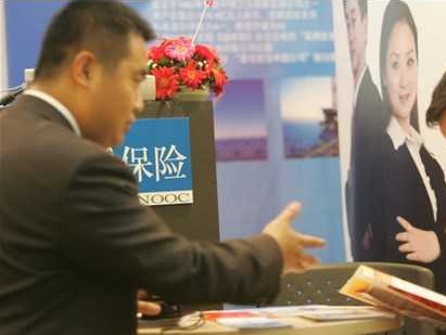 跨过香江去卖险，跨过香江去买险：港险为何单季暴增千亿？