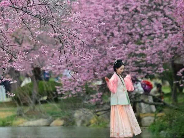 中国县域消费崛起，五一游客避开人潮反向涌入小县城