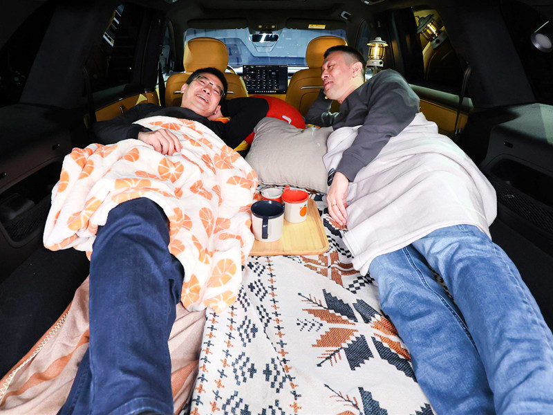 李斌“躺着”开发布会背后，乐道太想出圈了