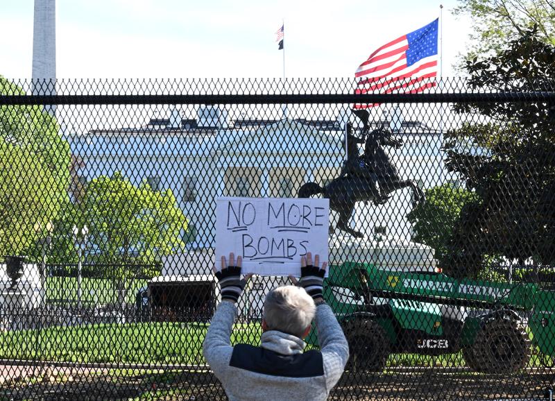 霍尔木兹海峡喘息两周，商船与原油的心还悬着