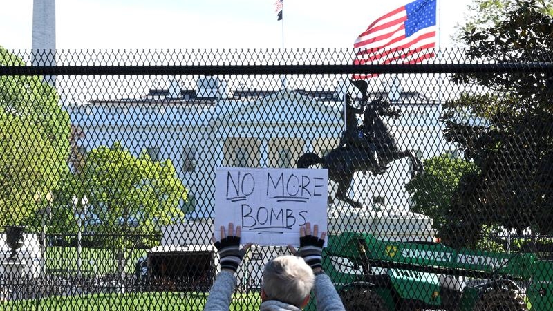 霍尔木兹海峡喘息两周，商船与原油的心还悬着