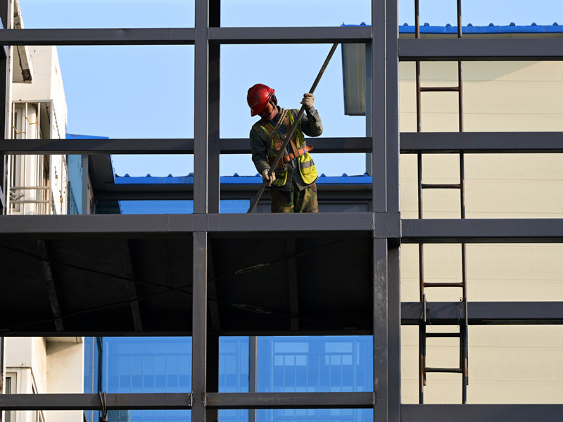 农民工平均月收入超5000元，越来越多农民工省内就业