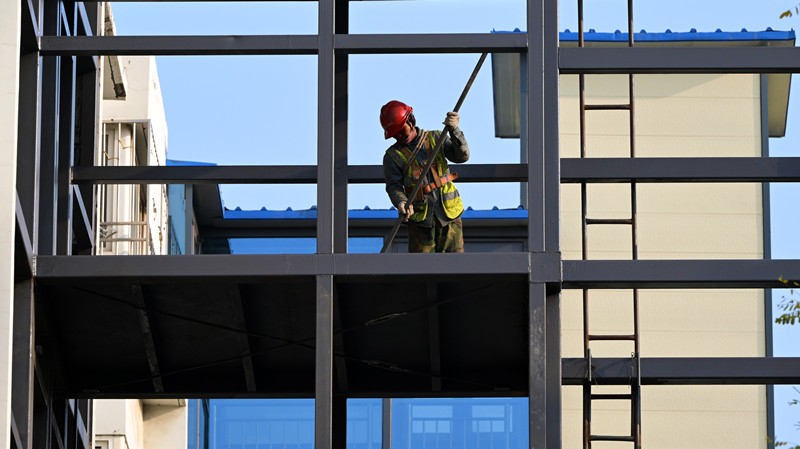 农民工平均月收入超5000元，越来越多农民工省内就业