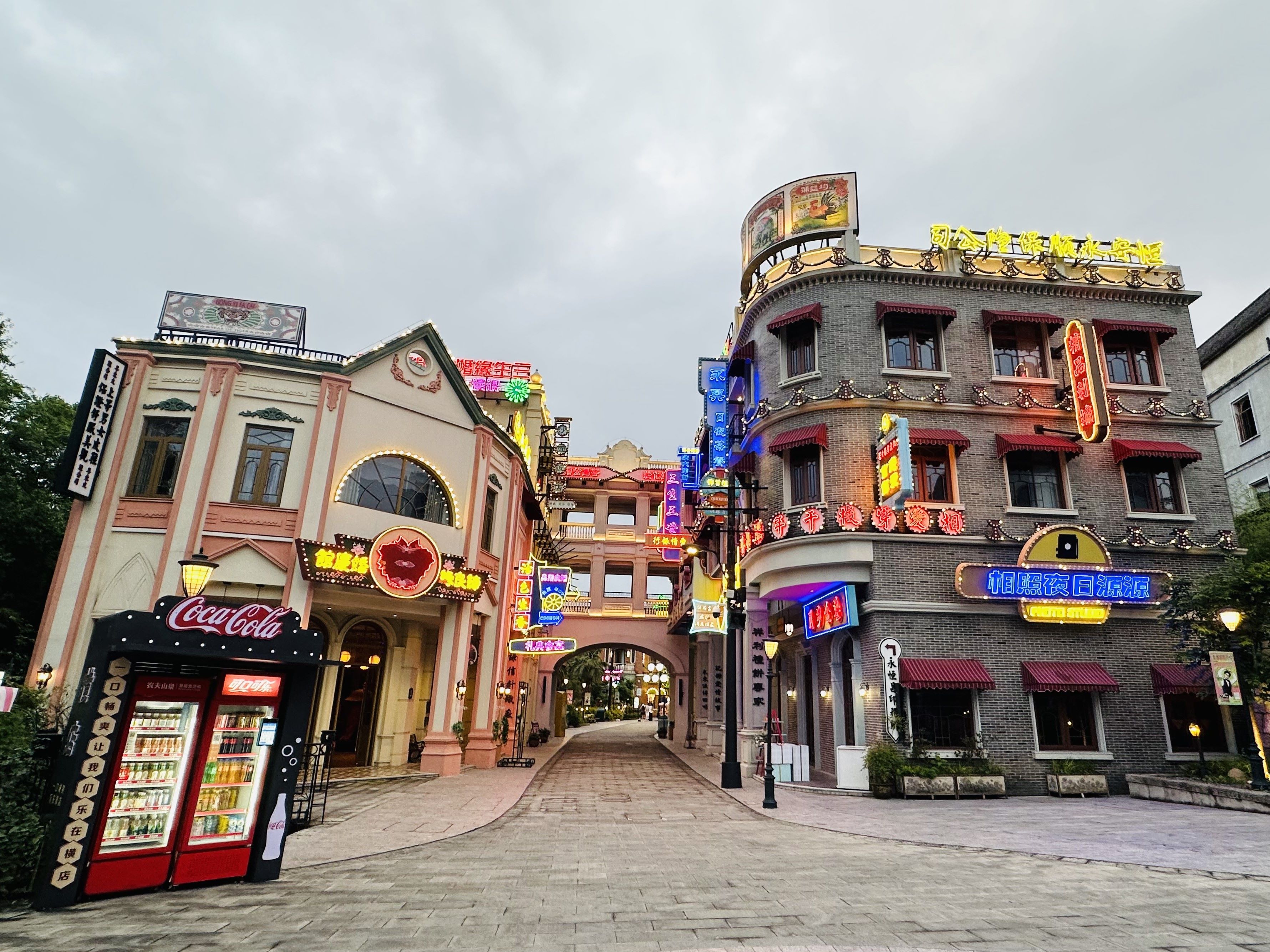 AI大潮中的横店:演员刚走红就无戏可拍